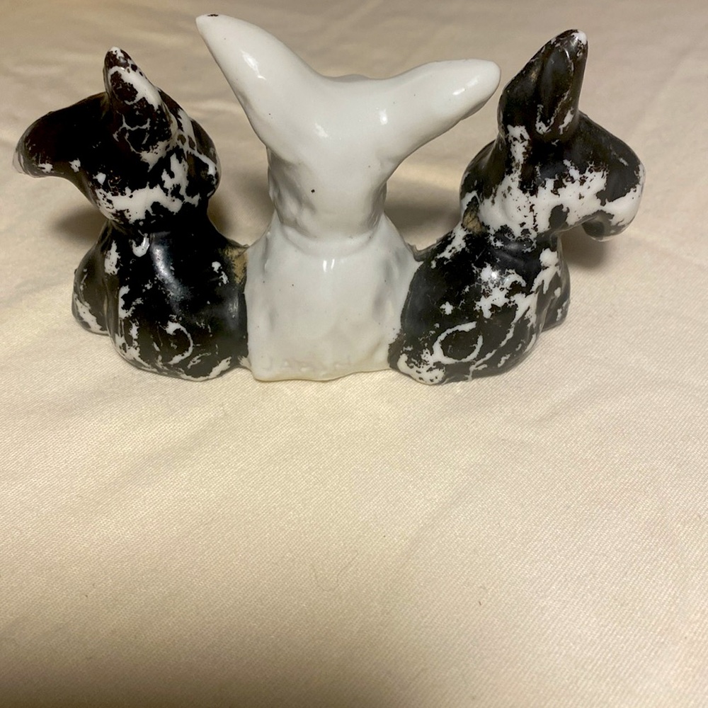 Vintage porcelain three terrier dogs & are trends of 1950s and 60sin Japan - Picture 7 of 7